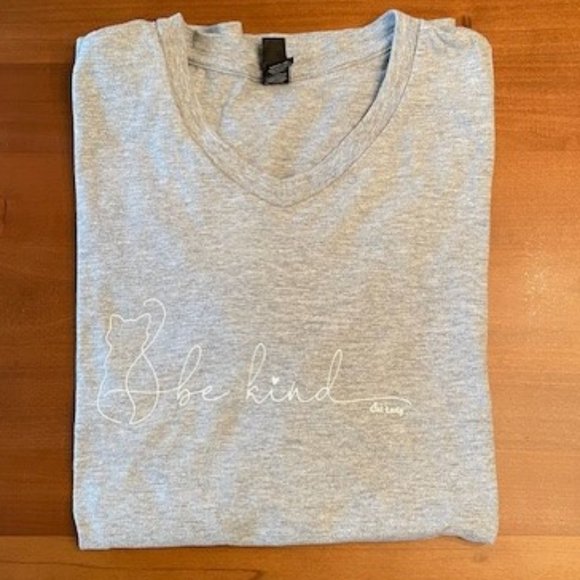 District Gray Women's V-Neck T-Shirt with Cat Design - Never Worn - Picture 1 of 7